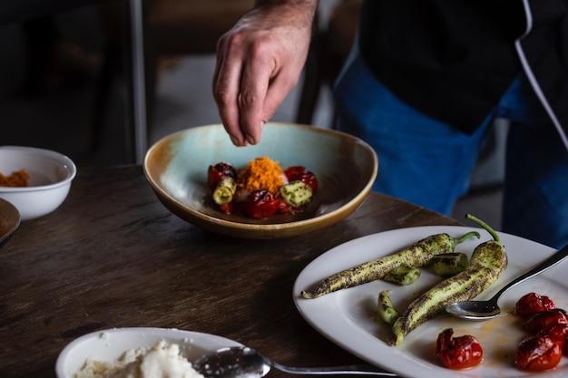 Bucătar pregătind o farfurie